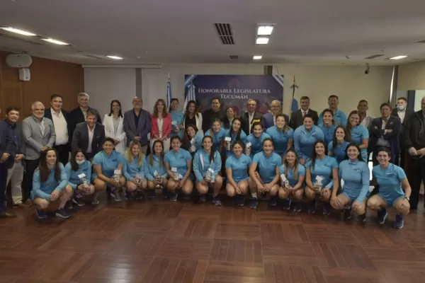 Rugby femenino: la Legislatura distinguió a las Yaguaretés en su visita a Tucumán
