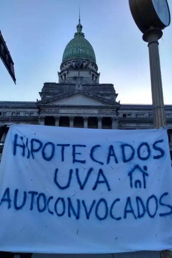 MARCHA DE CIUDADANOS POR LOS CRÉDITOS UVA / FOTO DE TWITTER @hipotecadosuva