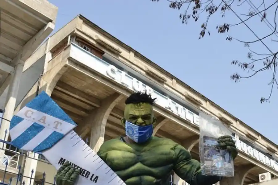 FIGURAS. Hulk fue el encargado de recorrer los barrios y llevar alegría a los más pequeños, en la última edición.