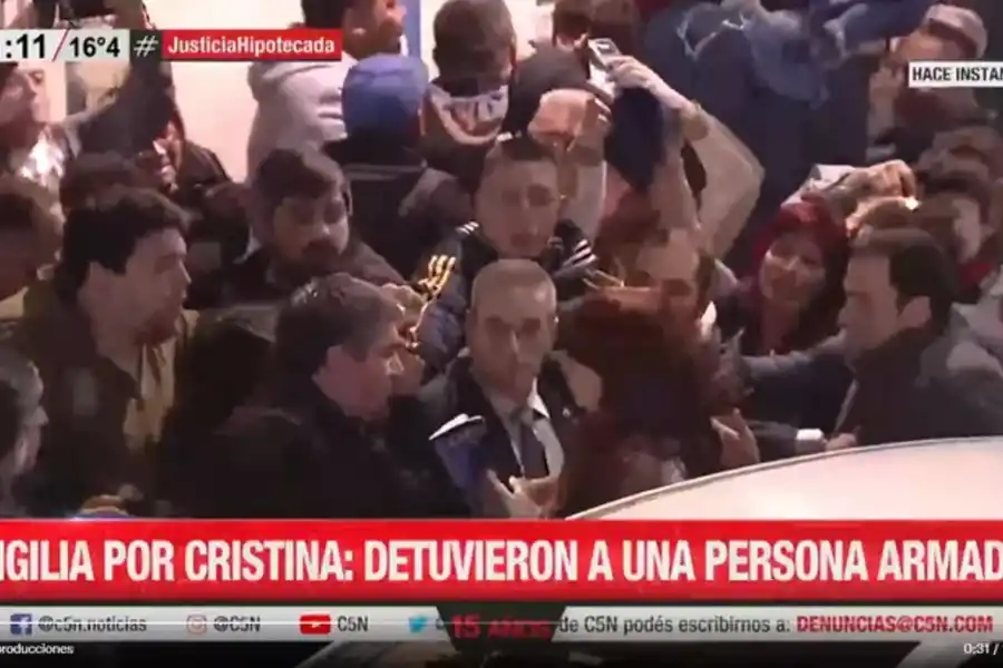 Video: detuvieron a un hombre que gatilló contra Cristina Kirchner