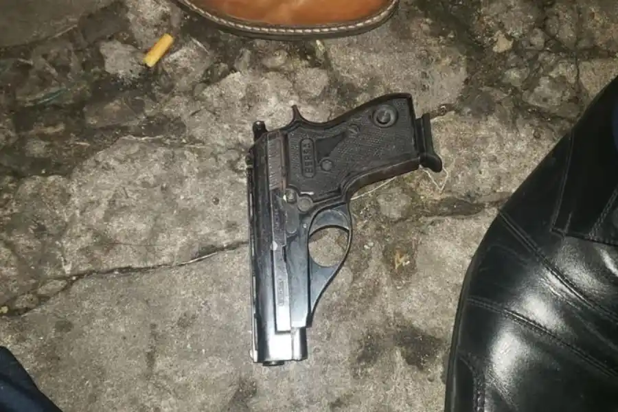 INTENTO DE MAGNICIDIO. El arma secuestrada es una pistola Bersa.