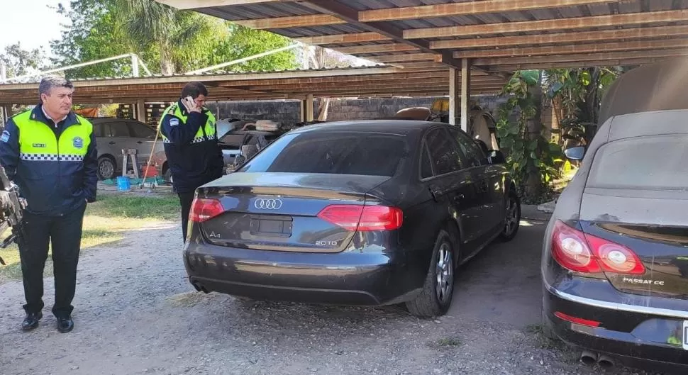 ANALIZANDO. Dos jefes policiales revisan el lugar donde el sospechoso tenía guardados varios vehículos de alta gama.  