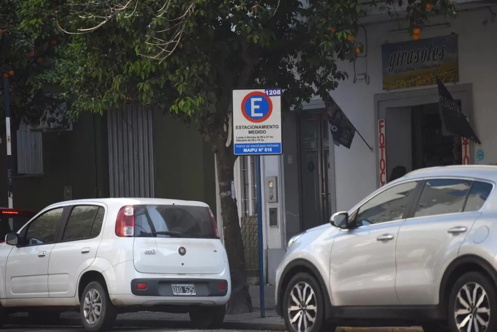 EN VIGENCIA DESDE HACE 45 DÍAS. El sistema de Estacionamiento Medido comenzó a aplicarse en 300 calles de San Miguel de Tucumán el 18 de julio. 