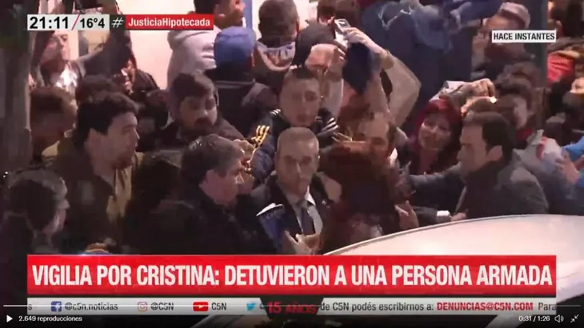Video: detuvieron a un hombre que gatilló contra Cristina Kirchner