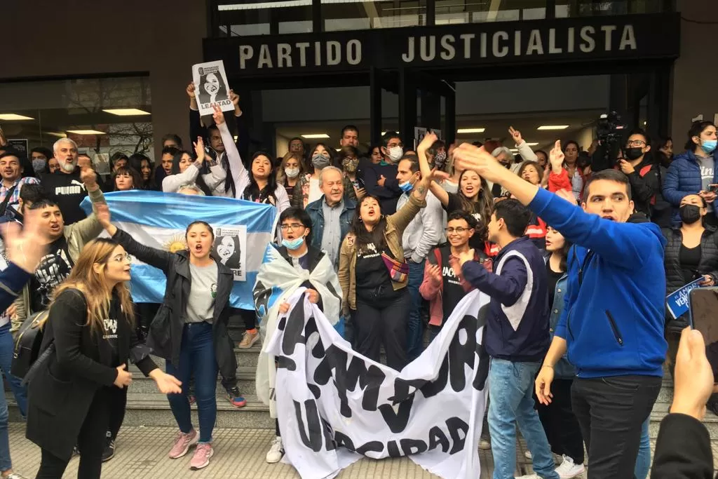 CONVOCATORIA. En la sede del PJ, peronistas de Tucumán repudiaron el ataque contra Cristina Kirchner. Foto de LA GACETA / Inés Quinteros Orio