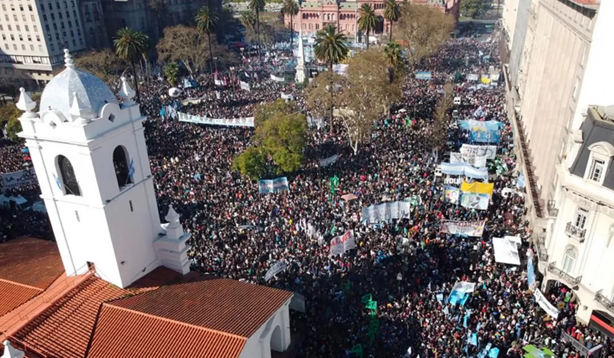 RECLAMO UNÁNIME. Una multitudinaria y variopinta marcha repudió el intento de magnicidio contra Cristina Kirchner.