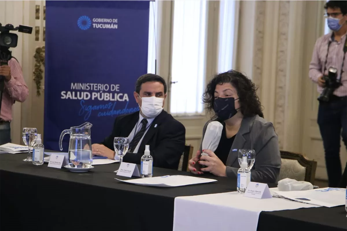 DE LO PRESENCIAL AL ZOOM. Medina Ruiz y Vizzotti compartieron ayer una videollamada en la que analizaron el brote de casos en Tucumán. 