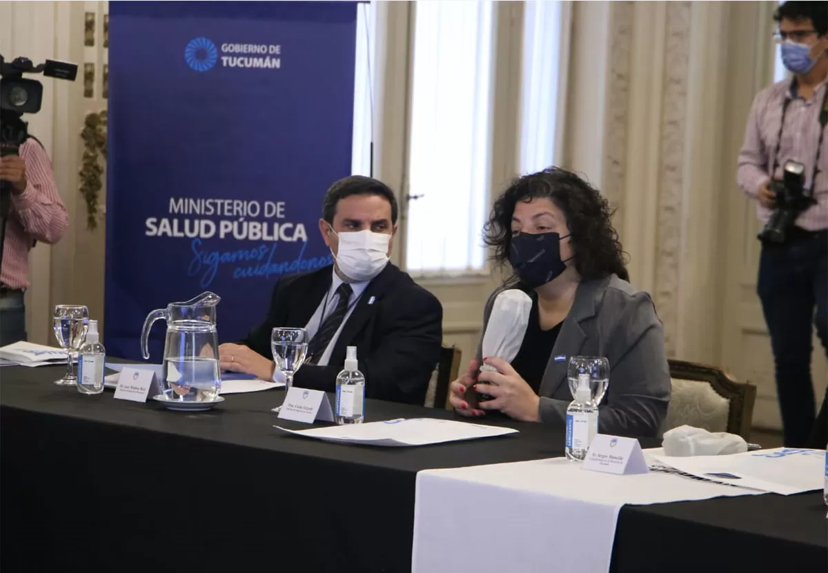 DE LO PRESENCIAL AL ZOOM. Medina Ruiz y Vizzotti compartieron ayer una videollamada en la que analizaron el brote de casos en Tucumán. 