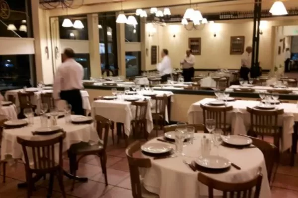 Video: un seguidor de Cristina y otro de Macri se agarraron a las piñas en un restaurante tras una discusión tras el atentado