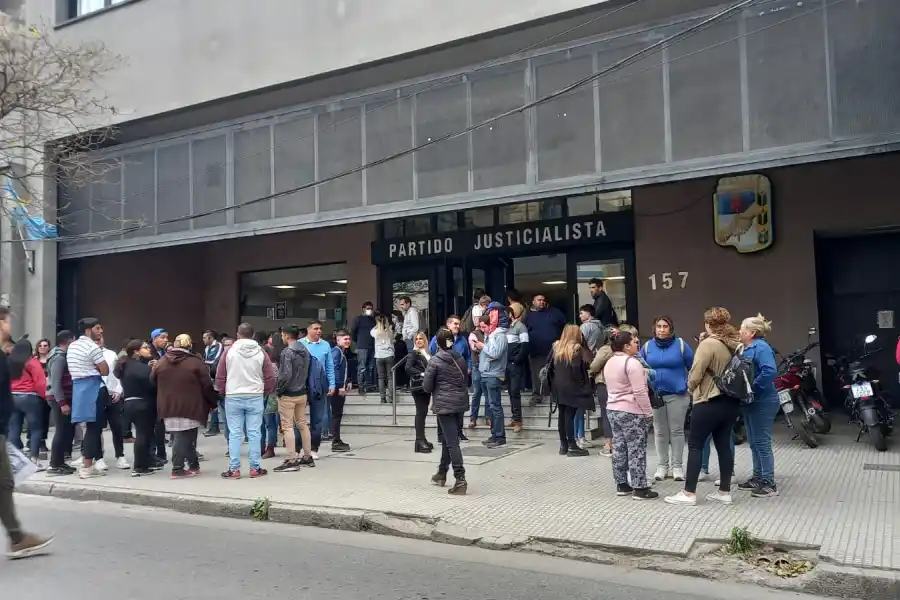 EN LA SEDE DEL PJ. Militantes peronistas se reunieron para repudiar el ataque contra Cristina Kirchner. Foto de LA GACETA / Analía Jaramillo
