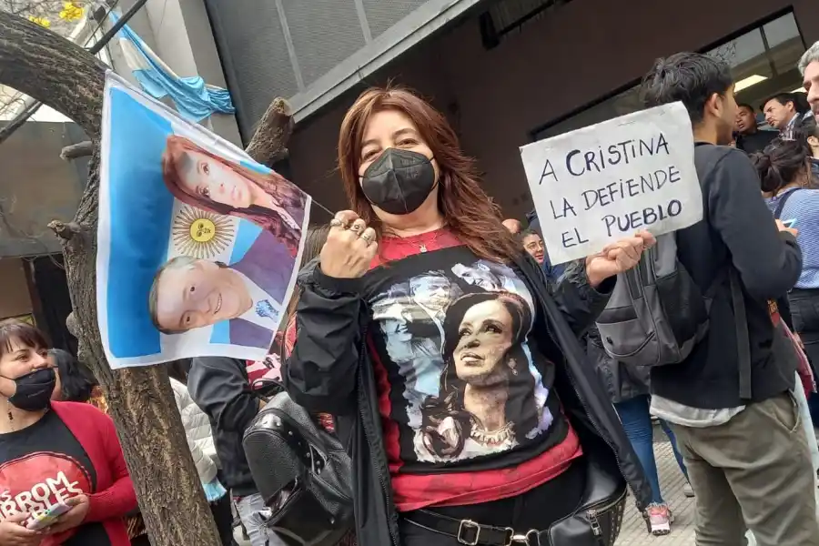 Militantes, en la sede del PJ. LA GACETA / ANALÍA JARAMILLO