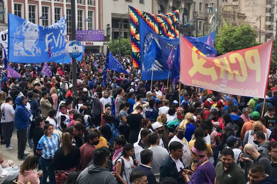 RECLAMO UNÁNIME. Una multitudinaria y variopinta marcha repudió el intento de magnicidio contra Cristina Kirchner.