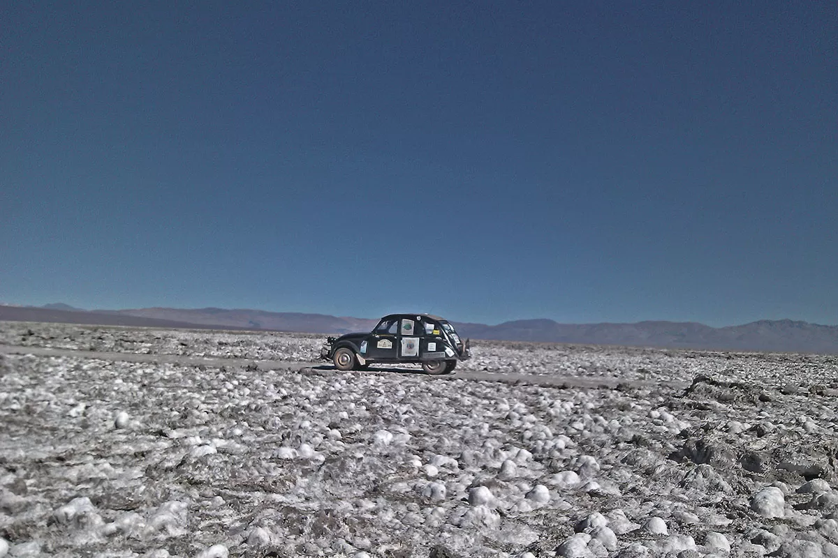 CATAMARCA. El auto de José atraviesa el Salar de Arizaro en la Puna, a 3.500 metros de altura en el año 2014 