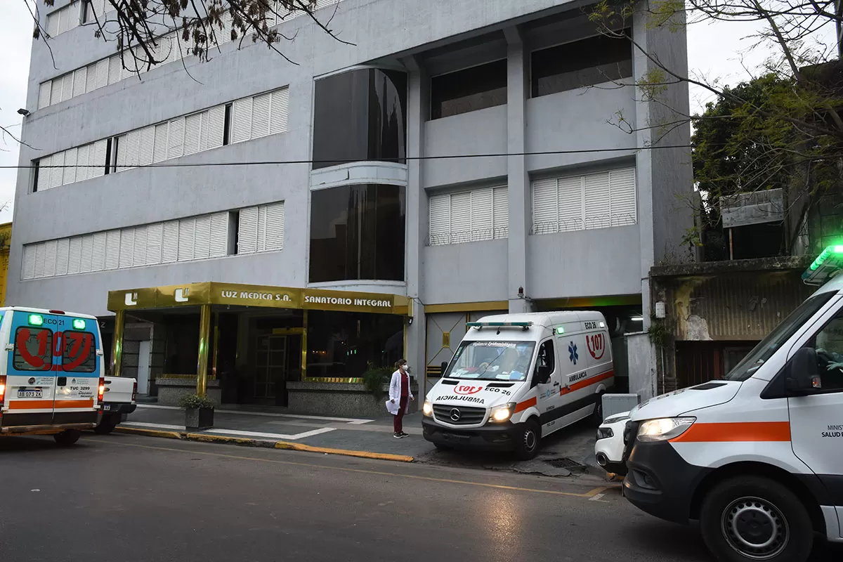 RÁPIDO. Las ambulancias recogieron a los pacientes en la clínica privada y los trasladaron en poco menos de cinco minutos al Centro de Salud. 