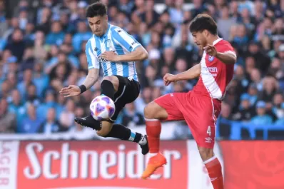 Racing, con esfuerzo y fortuna, logró vencer a Argentinos y se acerca a Atlético