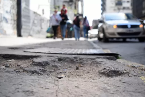 Caminar por las veredas de la capital tucumana es como atravesar un campo minado
