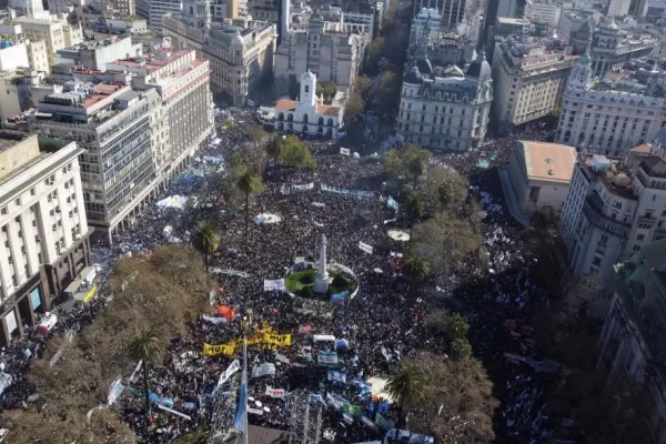 En defensa de la democracia, el PJ se concentró en Plaza de Mayo