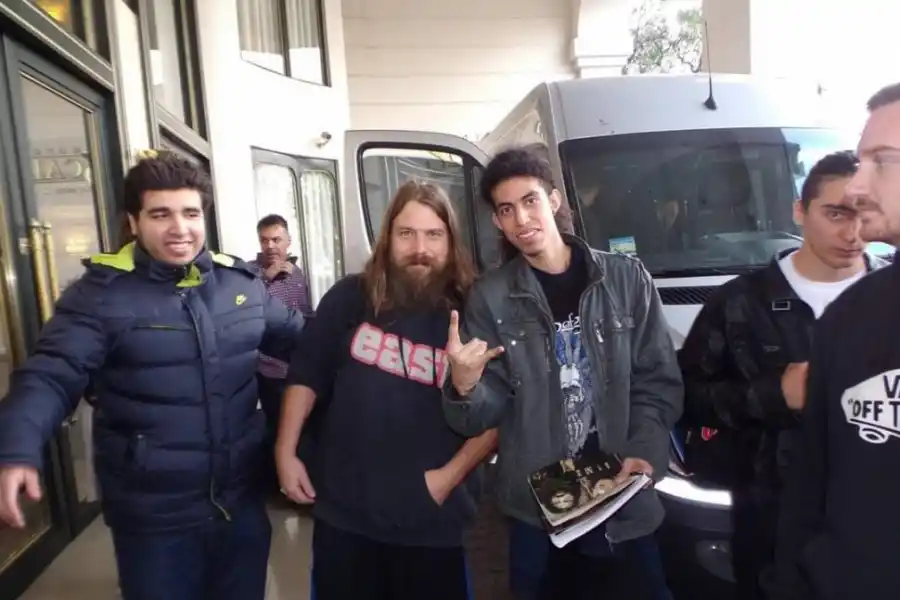 Intento de magnicidio: tatuajes neonazis, likes en grupos de odio y fotos con “famosos”