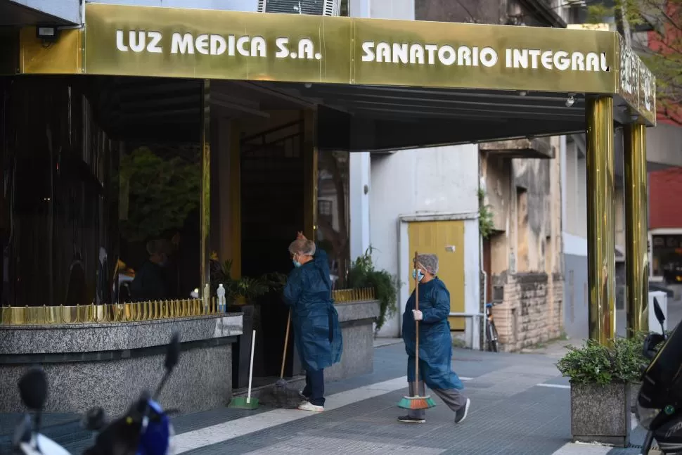 SANATORIO. Personal de la institución se encarga de la limpieza. LA GACETA / FOTO DE DIEGO ÁRAOZ