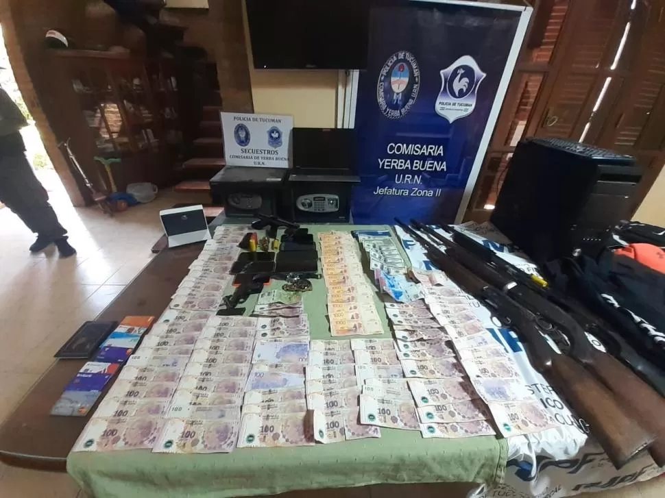 RESULTADO. Parte del dinero que los policías encontraron en la casa de Luciano Villagra Vélez. 