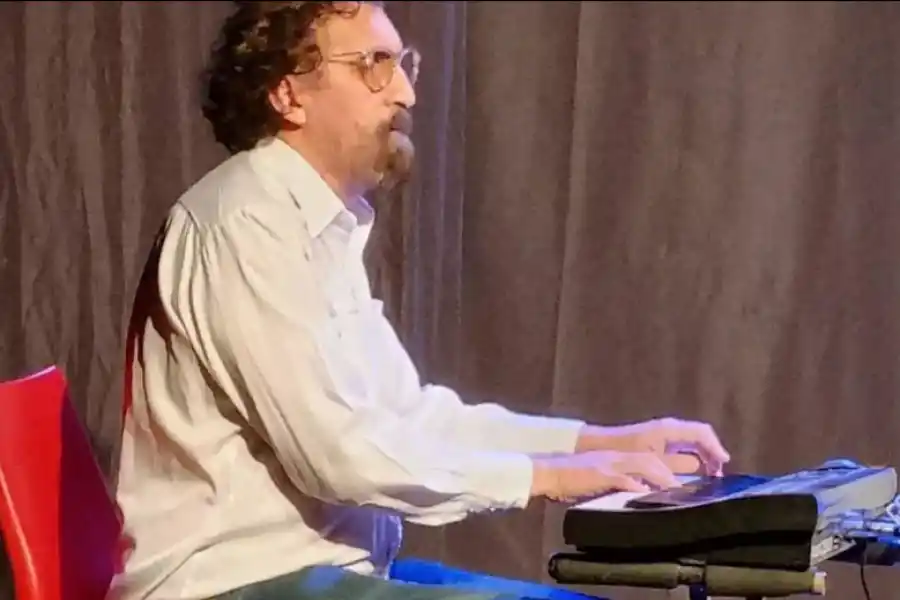 QUIQUE YANCE. En los arreglos y en el acompañamiento en piano. 