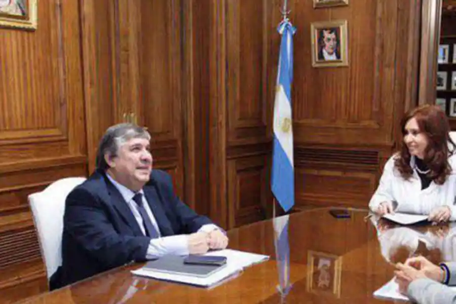 SENADOR OFICIALISTA. José Mayans, jefe del interbloque del FdT, junto a Cristina Kirchner, vicepresidenta de la Nación y titular de la Cámara alta. 