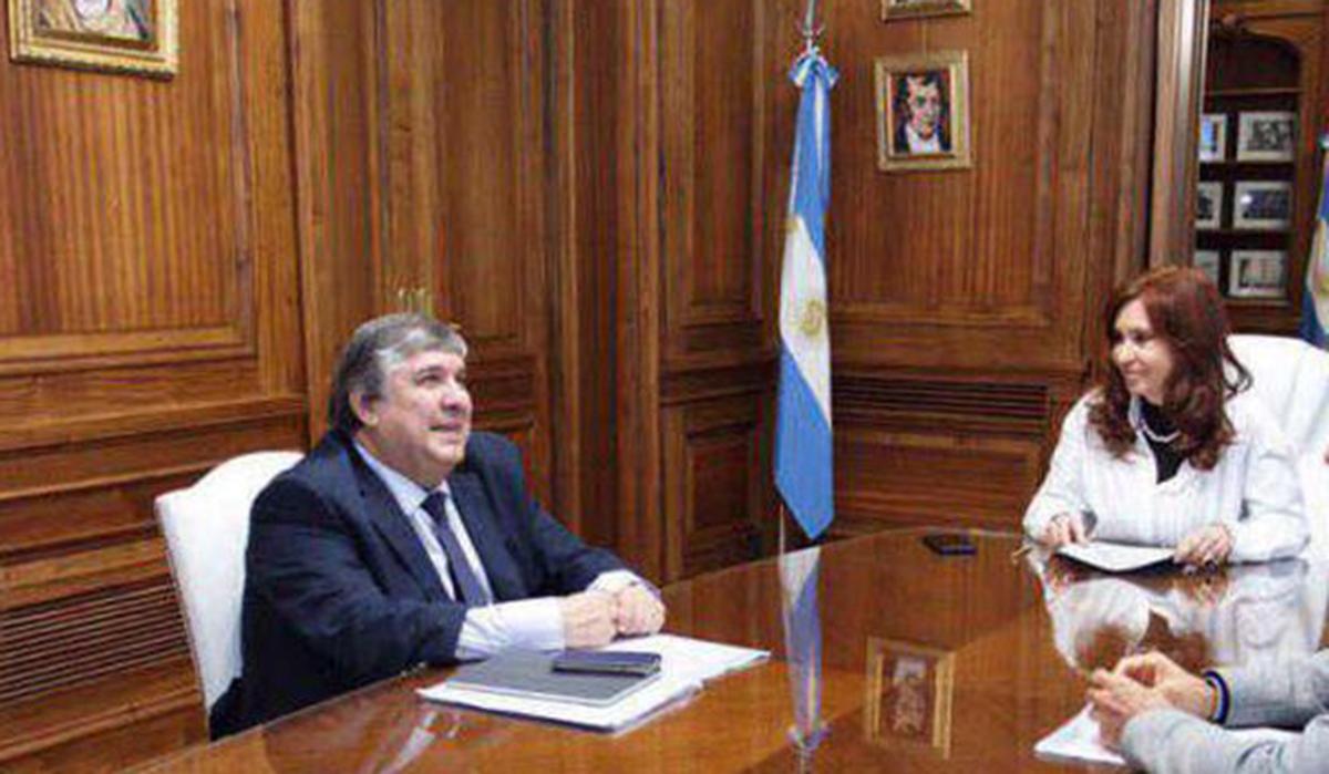SENADOR OFICIALISTA. José Mayans, jefe del interbloque del FdT, junto a Cristina Kirchner, vicepresidenta de la Nación y titular de la Cámara alta. 