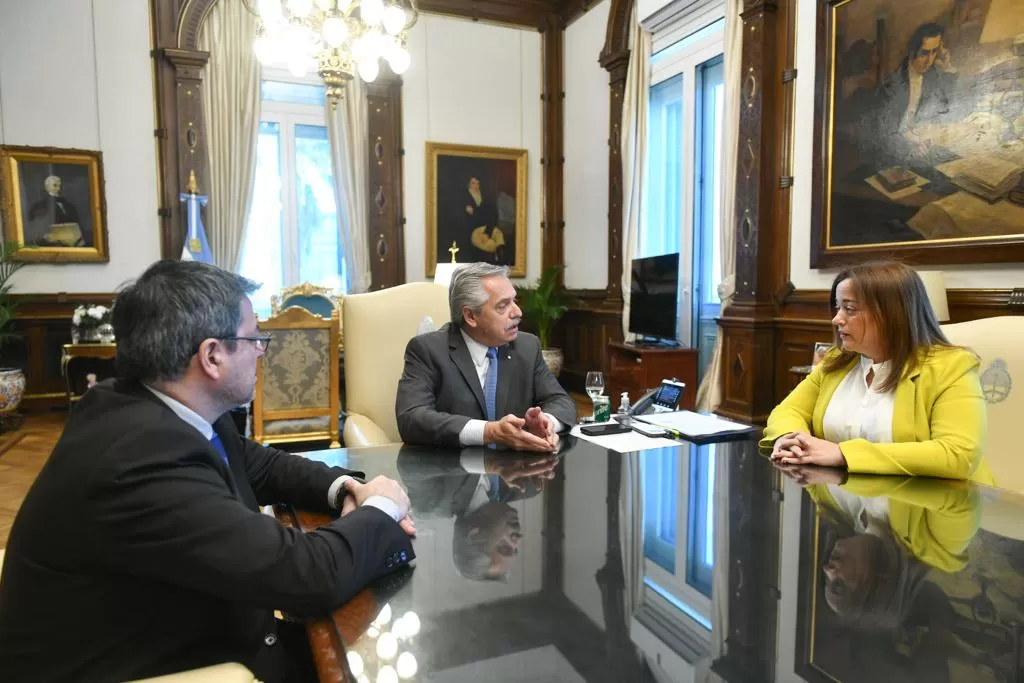ENCUENTRO. Alberto Fernández analiza la sesión, junto a Cecilia Moreau y a Germán Martínez. 