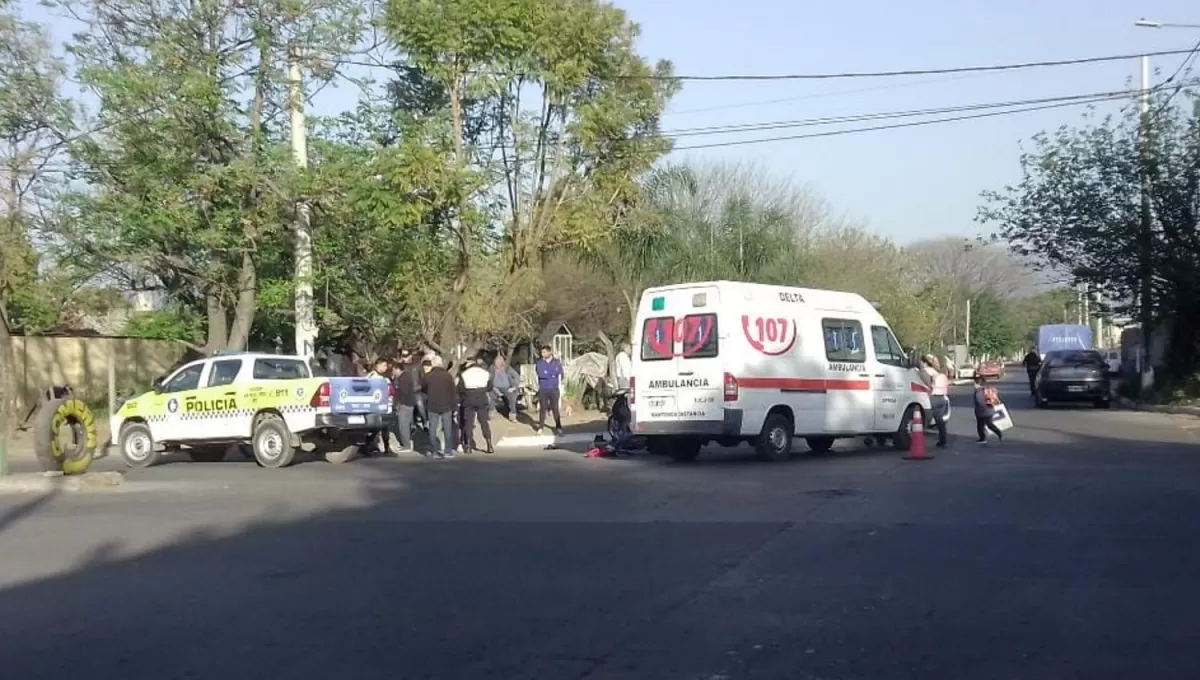 AUXILIO. Una ambulancia asistió a los heridos, que viajan en la motocicleta.