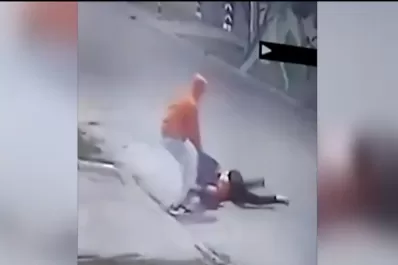 Violento robo a un joven: lo golpearon y arrastraron por la calle para quitarle el celular