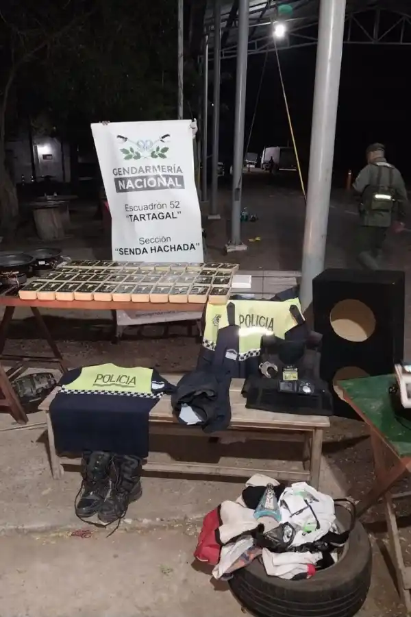 SECUESTRO. Los panes de cocaína y el uniforme del detenido.  