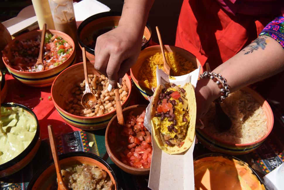PLATOS CHIDOS. La colectividad mexicana ofreció lomitos y tacos de carne con algunas salsas, porotos y verduras para acompañar. 
