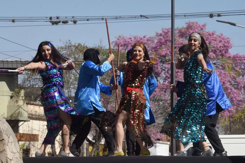 COREOGRAFÍAS. Las colectividades árabe, italiana, coreana y española danzaron sobre el escenario con atuendos típicos.