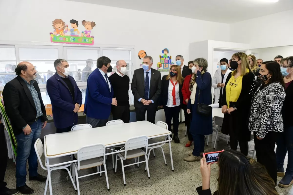 NUEVO JARDÍN DE INFANTES. El gobernador Jaldo, acompañado por funcionarios. Foto de COMUNICACIÓN PÚBLICA