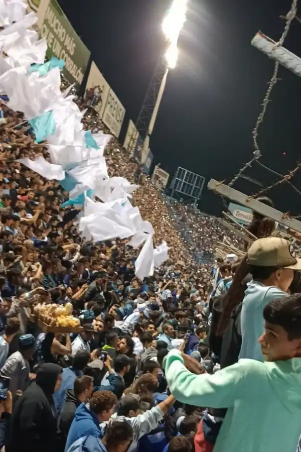 La tribuna de calle Laprida, colmada.