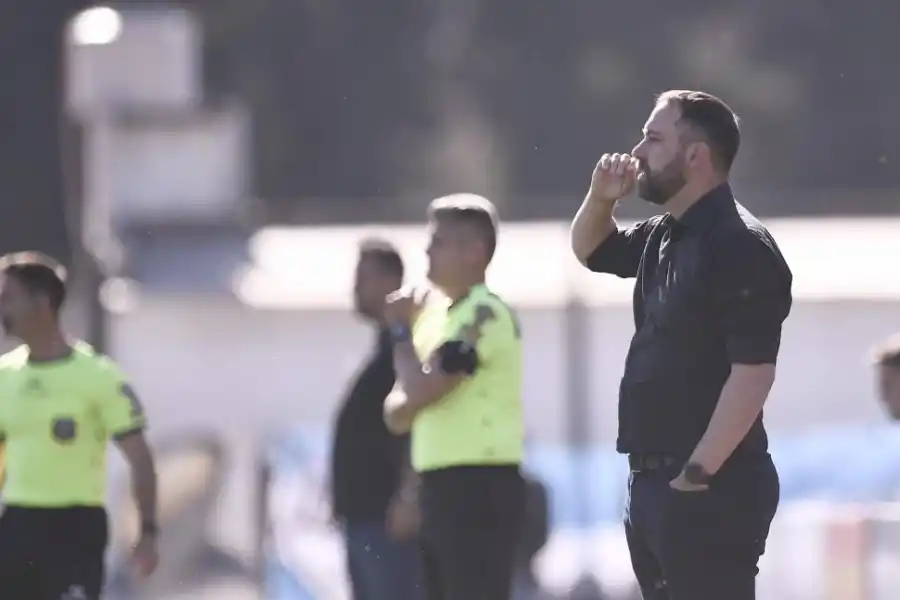 NO SALIÓ SU PLAN. Al ver que su equipo era incapaz de romper el cero, De Muner movió el banco, pero los relevos tampoco le dieron resultados. Fotos de Matias Napoli Escalero (Especial para La Gaceta)