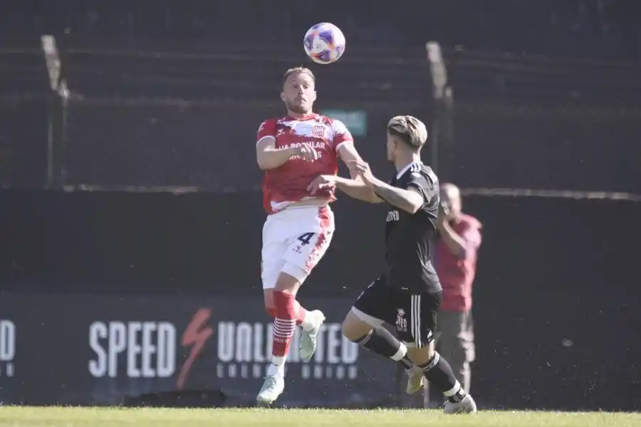 MUCHAS GANAS. Sansotre puso mucho ímpetu, pero le faltó aporte ofensivo. 