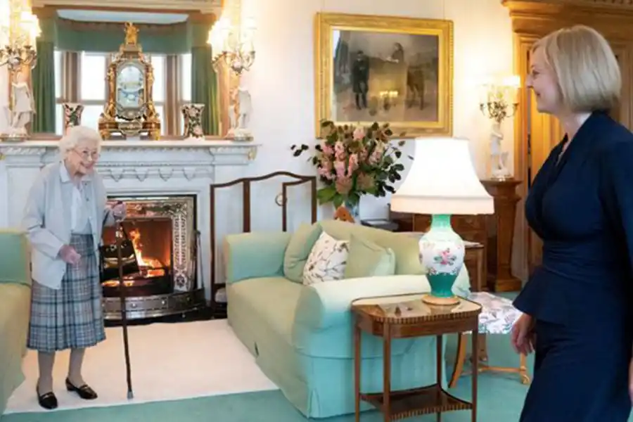 EN BALMORAL. La reina Isabel recibió a Liz Truss en Escocia, debido a sus problemas de movilidad. 