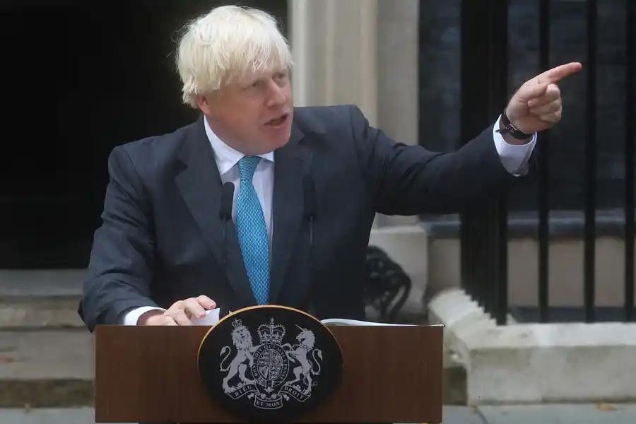 POR LA PUERTA DE ATRÁS. Boris Johnson ponderó sus logros antes de oficializar su salida envuelto en escándalos.