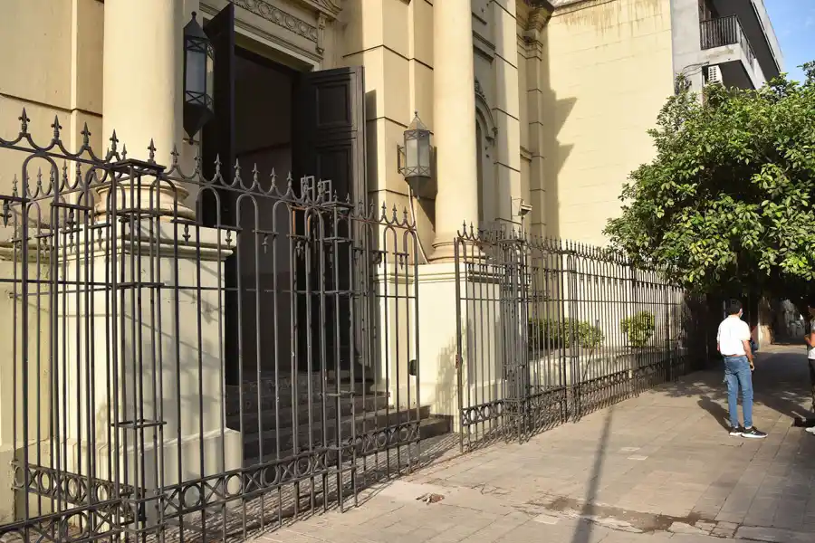 PREVENCIÓN. El Colegio San Francisco brindará clases virtuales durante hoy, mañana y el jueves debido al aumento de casos entre los alumnos.