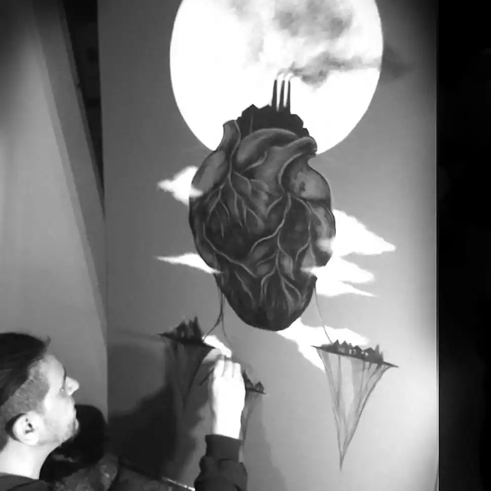 EN PLENA TAREA. El dibujo es el soporte elegido para expresarse. 