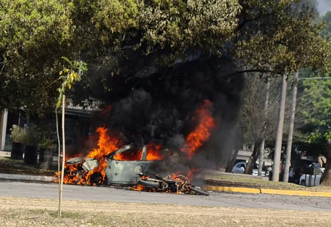 CHOQUE EN YERBA BUENA. Los dos vehículos quemados.