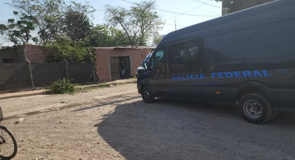 Realizan allanamientos por venta de drogas en los barrios Aguas Corrientes y Villa Muñecas