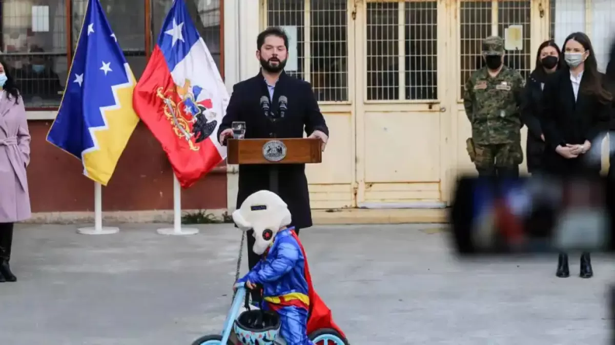Un niño vestido de Superman irrumpió durante un discurso del presidente de Chile Gabriel Boric.