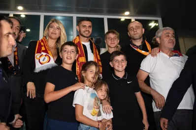 Acompañado por Wanda Nara, Mauro Icardi fue presentado en Galatasaray