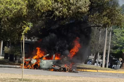 Un triple choque en Yerba Buena terminó con un auto y una moto totalmente calcinados