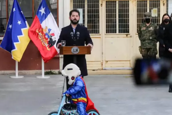 Gabriel Boric y el nene que se llevó todas las miradas: la historia del pequeño