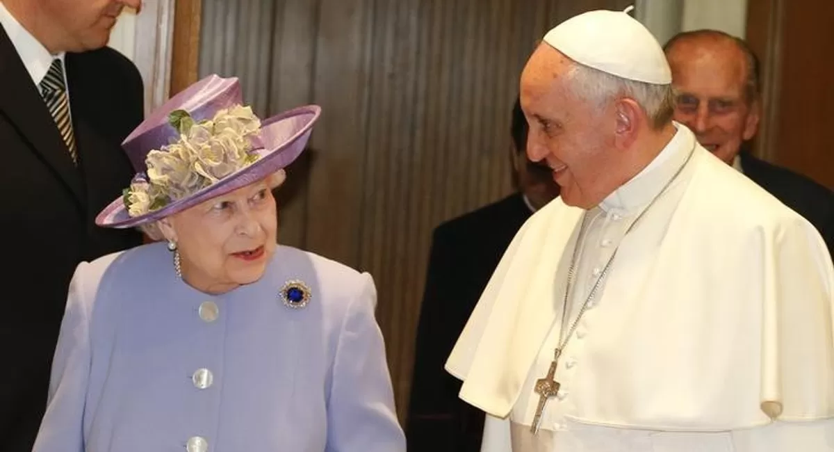 El papa Francisco y la reina Isabel II durante un evento en el Vaticano. Foto de Reuters / Archivo.