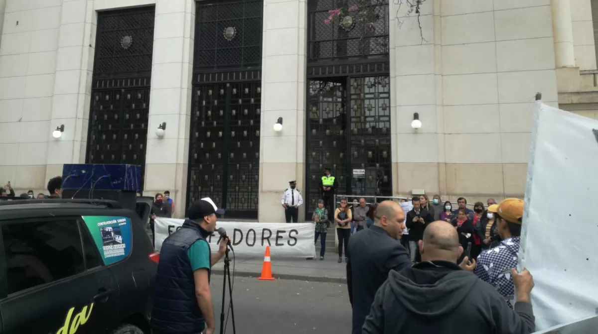 RECLAMO. Protesta de suscriptores de los planes de ahorro frente a tribunales. 