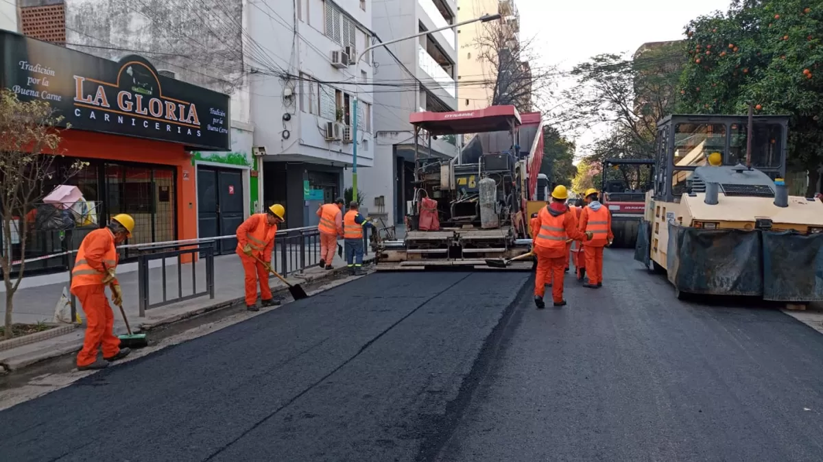CORTES POR OBRAS. La Municipalidad de San Miguel de Tucumán avanza con el plan de semipeatonalización y finaliza los trabajos de repavimentación de 43 calles en el centro. 
